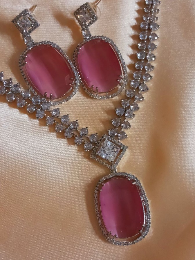 Shreya Monalisa Statement Set