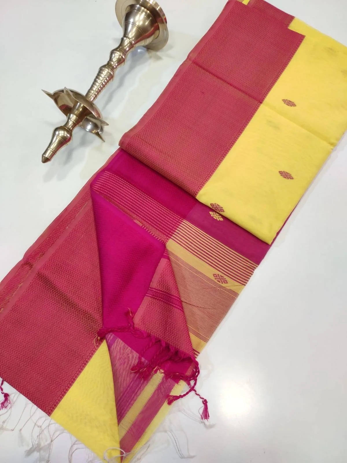 Yellow Maheshwari Silk Cotton Saree with Unstitched Blouse Piece